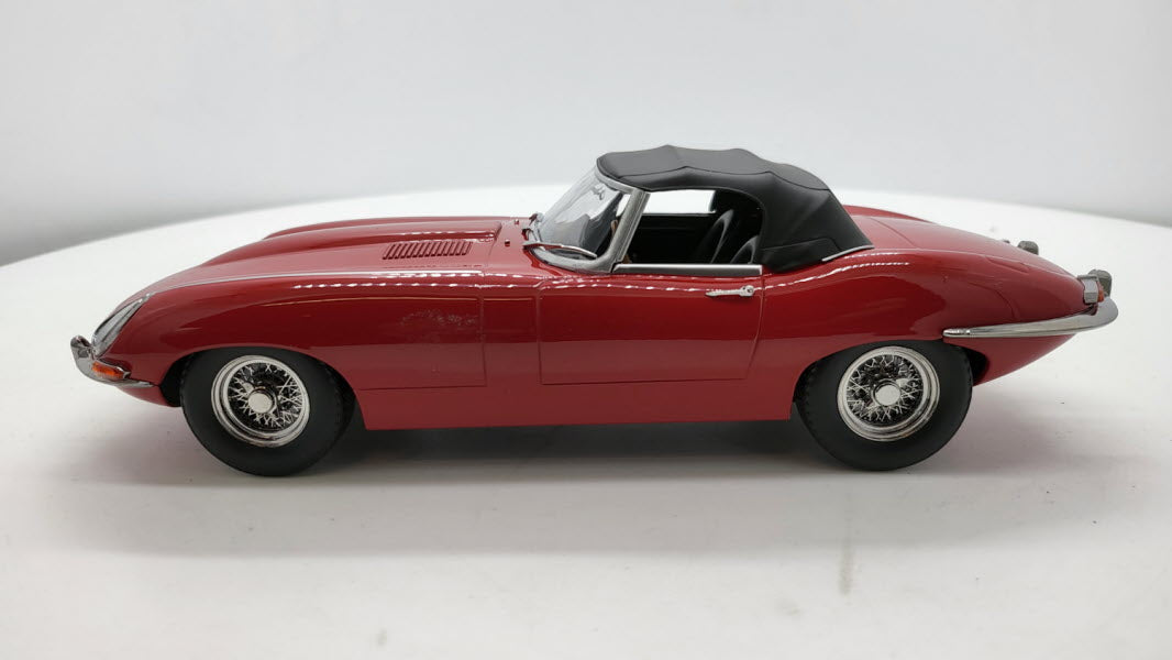 KKscale: Jaguar E-Type 1 Rood Cabriolet (1961) - Schaal 1:18