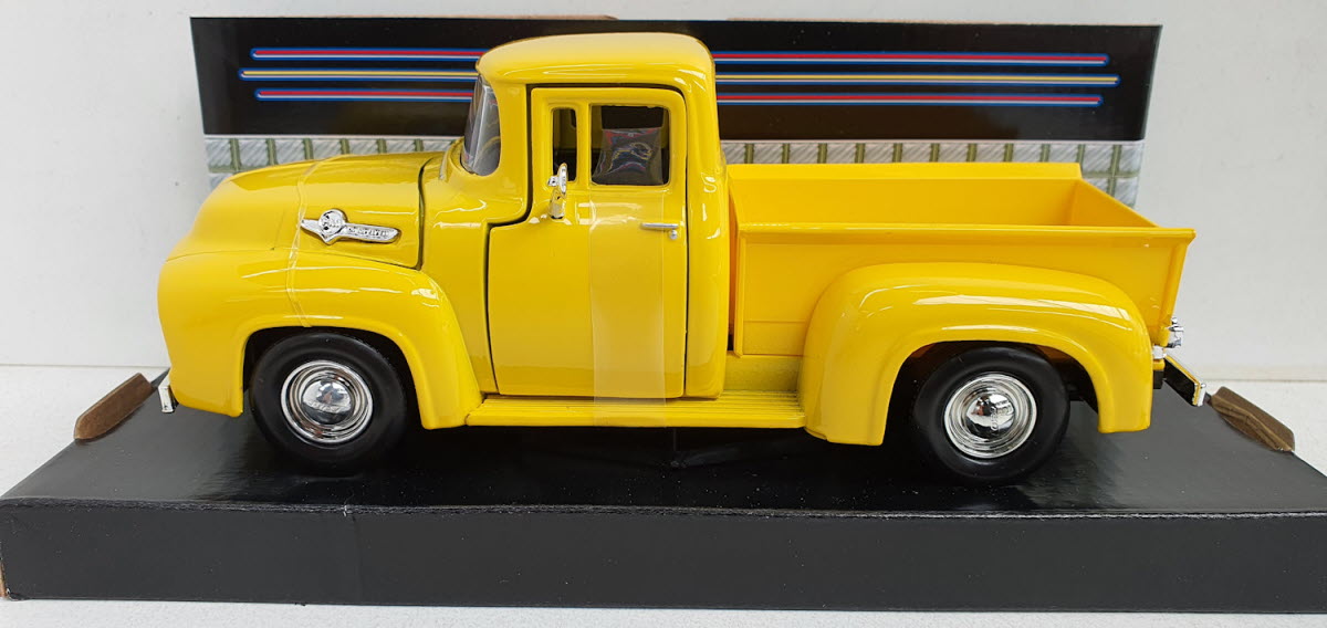 MotorMax Ford F-100 Pick-up Geel 1955 - Schaal 1:24
