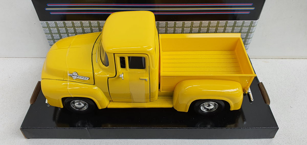 MotorMax Ford F-100 Pick-up Geel 1955 - Schaal 1:24