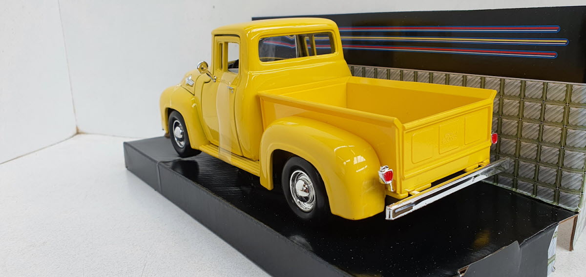 MotorMax Ford F-100 Pick-up Geel 1955 - Schaal 1:24