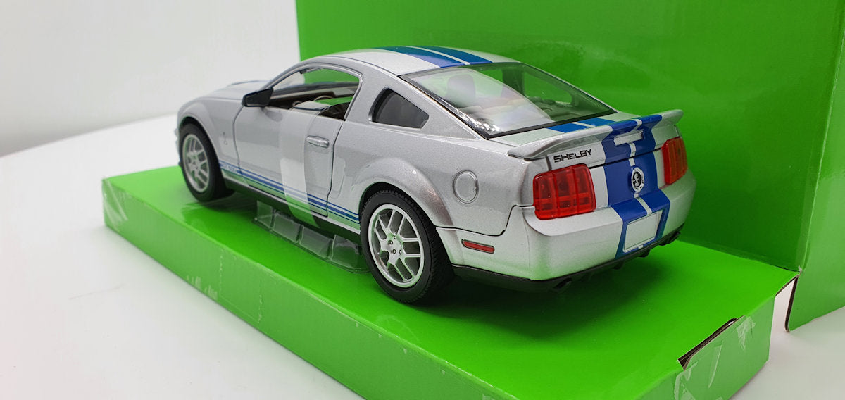 Lucky Die Cast Shelby GT500 Zilver Metallic Blauwe Strepen 2007 - Schaal 1:24