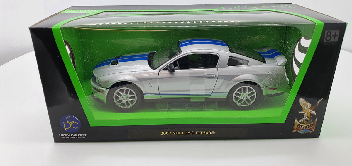 Lucky Die Cast Shelby GT500 Zilver Metallic Blauwe Strepen 2007 - Schaal 1:24