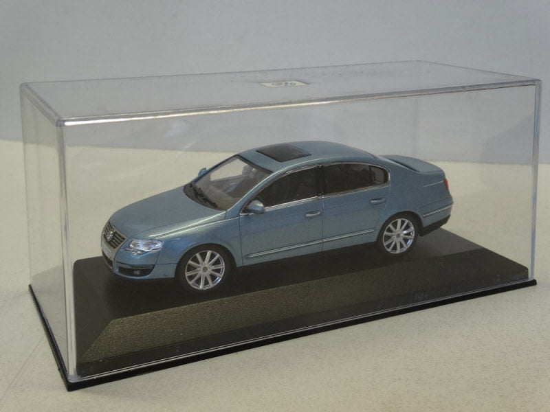 Minichamps Volkswagen Passat Sedan 2006 – lichtblauw metallic – 1:43