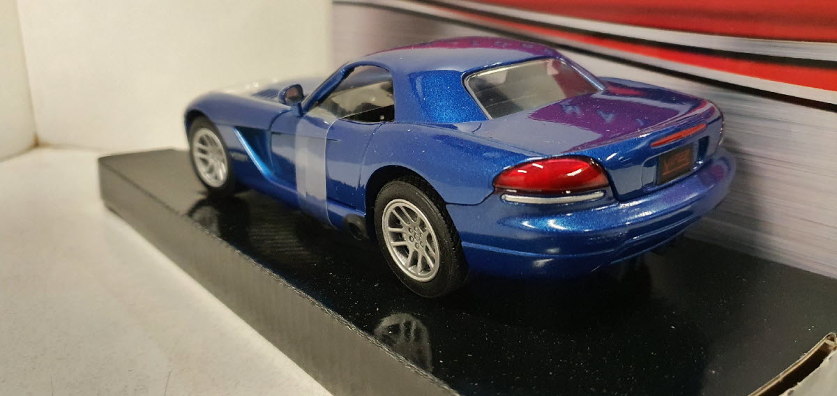 MotorMax Dodge Viper SRT-10 Hard Top Blauw 2003 - Schaal 1:24