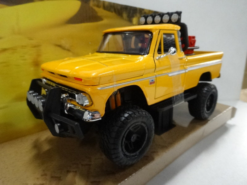 MotorMax Chevrolet Apache Fleetside Pickup Geel 1966 - Schaal 1:24