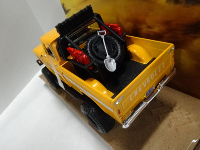 MotorMax Chevrolet Apache Fleetside Pickup Geel 1966 - Schaal 1:24