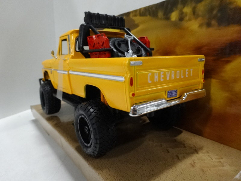 MotorMax Chevrolet Apache Fleetside Pickup Geel 1966 - Schaal 1:24