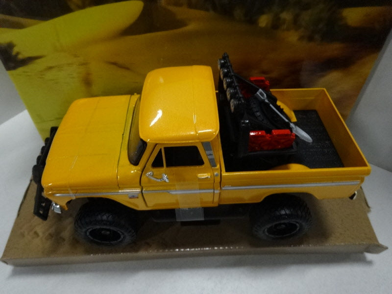 MotorMax Chevrolet Apache Fleetside Pickup Geel 1966 - Schaal 1:24