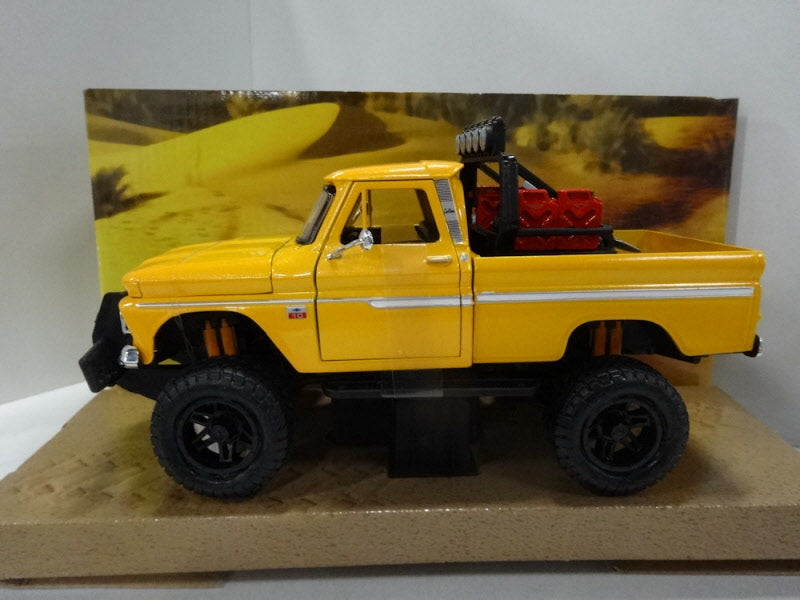 MotorMax Chevrolet Apache Fleetside Pickup Geel 1966 - Schaal 1:24
