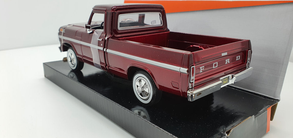 MotorMax Ford F-100 PickUp Donkerrood metallic 1969 - Schaal 1:24