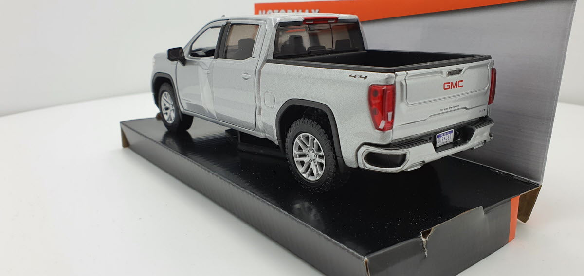 MotorMax GMC Sierra 1500 SLT Crew Cab Grijs Metallic 2019 - Schaal 1:24