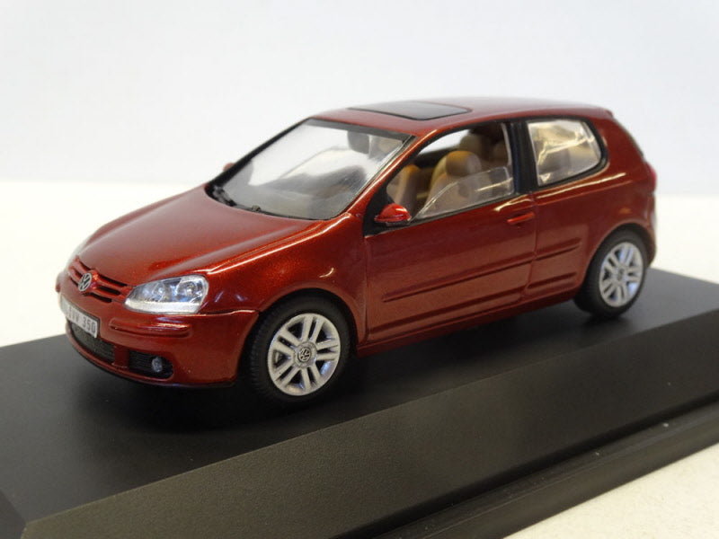 Volkswagen Golf 5 3-deurs Sunset rood metallic – Schuco 1:43