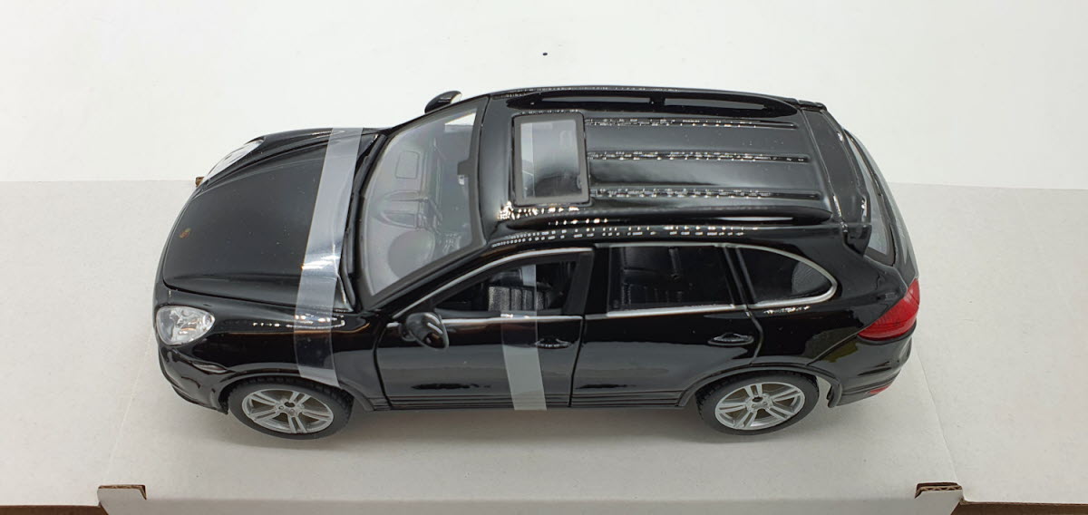 Bburago Porsche Cayenne Turbo Zwart - Schaal 1:24