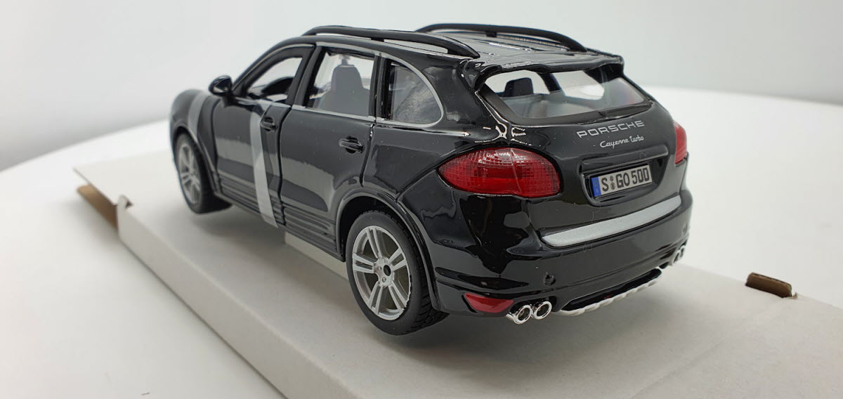 Bburago Porsche Cayenne Turbo Zwart - Schaal 1:24