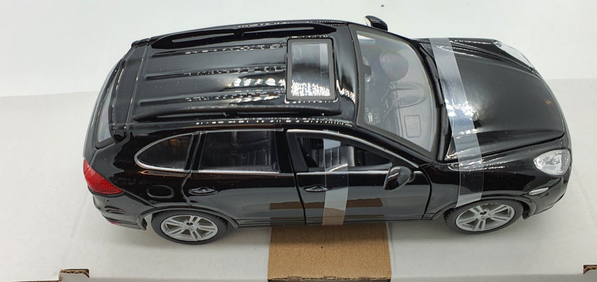 Bburago Porsche Cayenne Turbo Zwart - Schaal 1:24