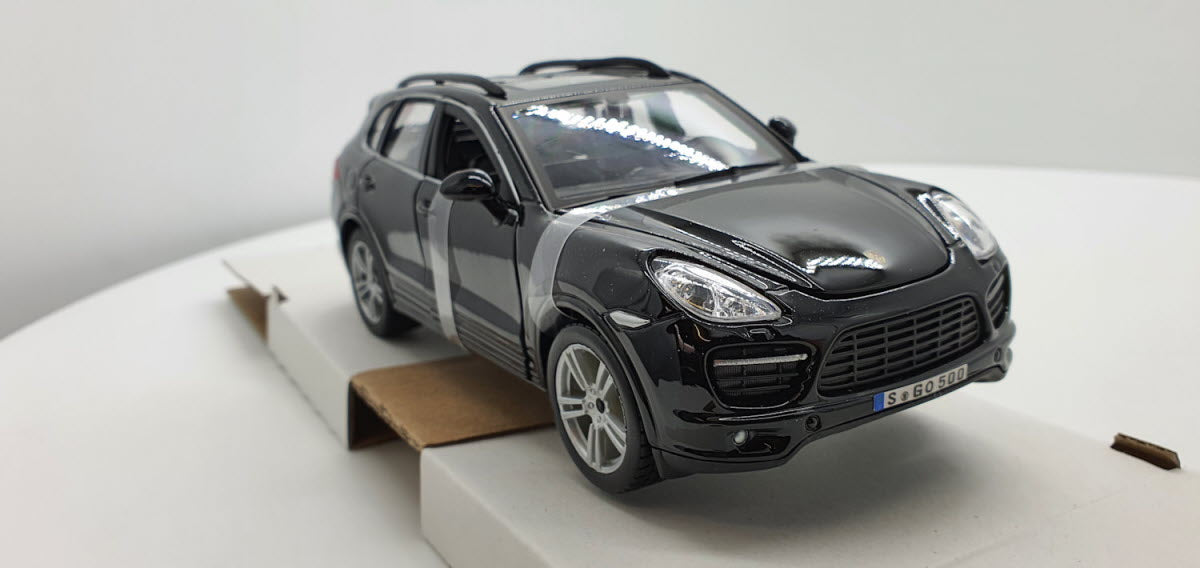 Bburago Porsche Cayenne Turbo Zwart - Schaal 1:24