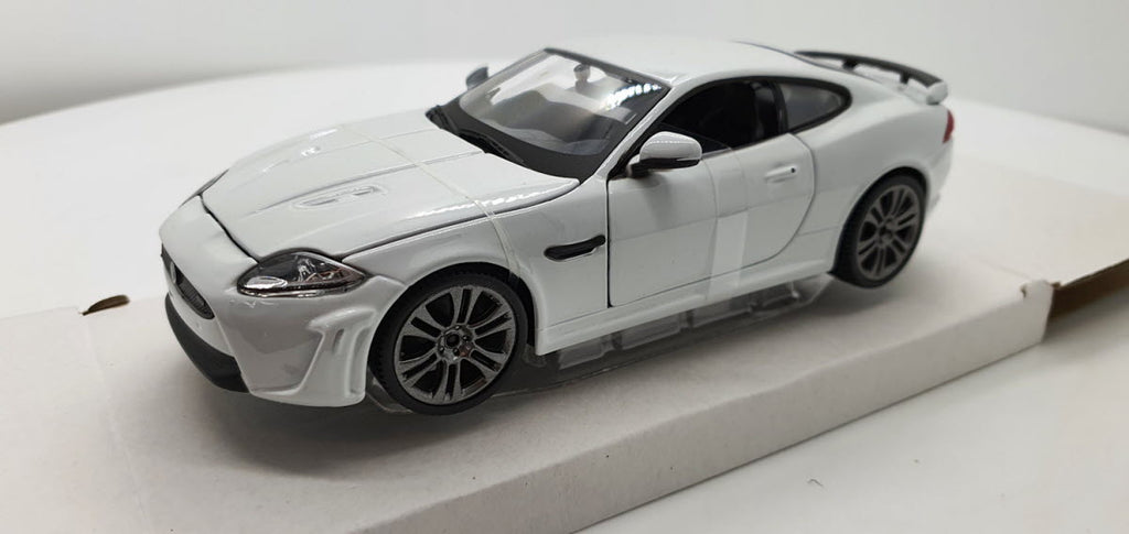Bburago Jaguar XKR-S Wit 2011 - Schaal 1:24