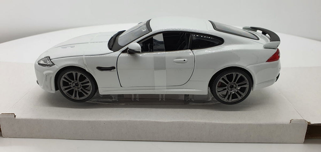 Bburago Jaguar XKR-S Wit 2011 - Schaal 1:24