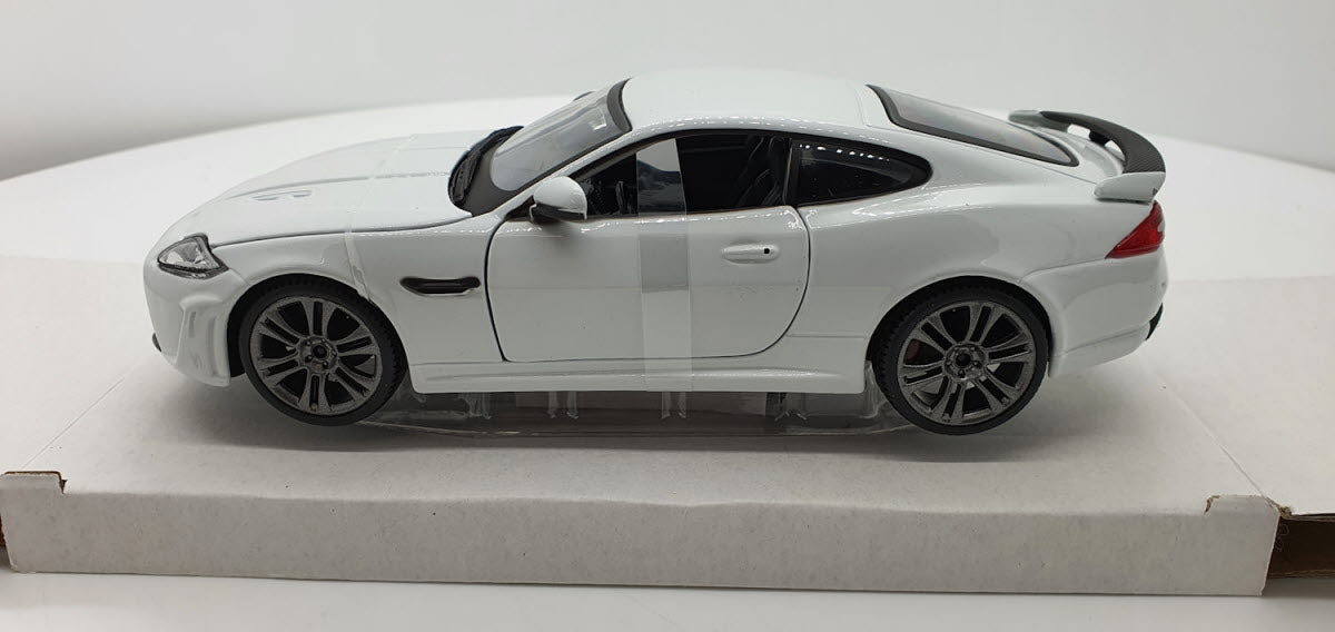 Bburago Jaguar XKR-S Wit 2011 - Schaal 1:24
