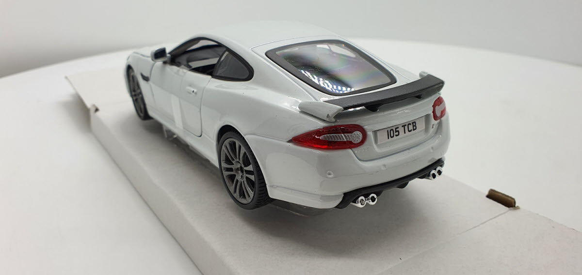 Bburago Jaguar XKR-S Wit 2011 - Schaal 1:24