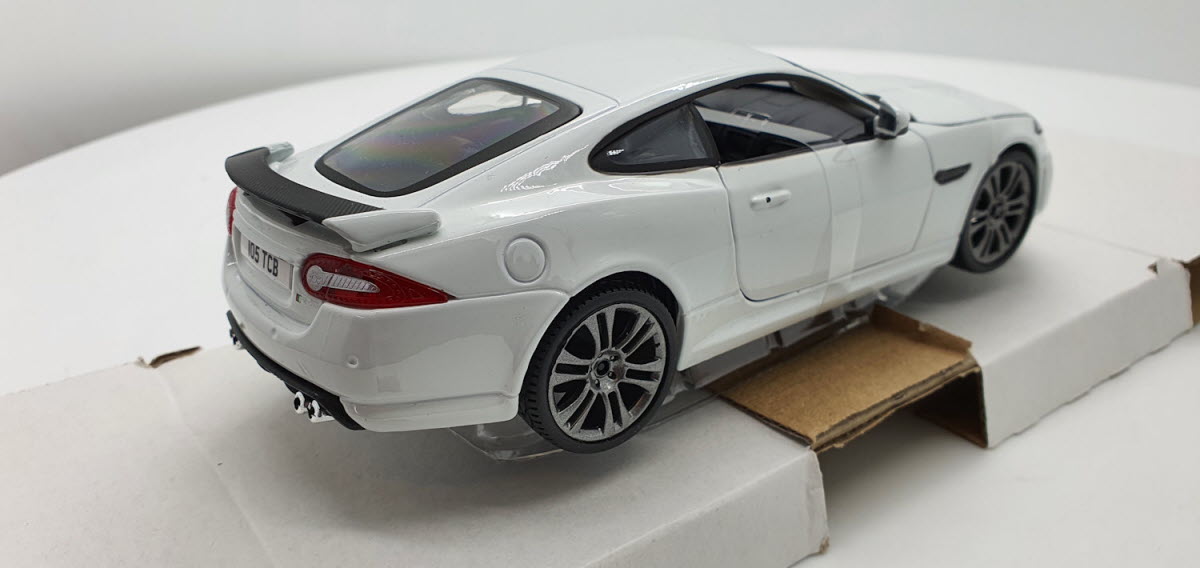 Bburago Jaguar XKR-S Wit 2011 - Schaal 1:24