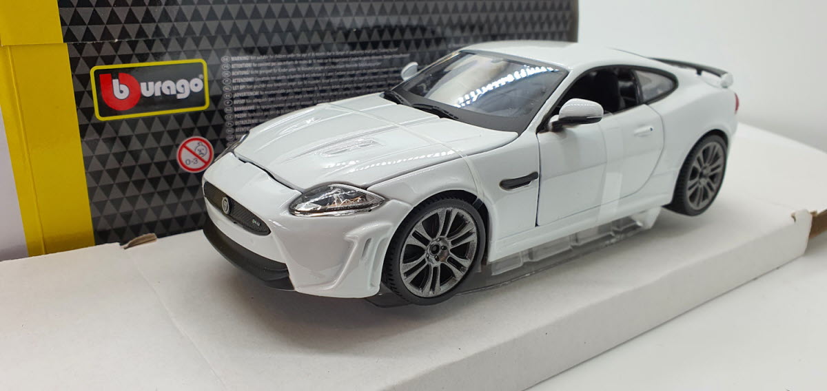 Bburago Jaguar XKR-S Wit 2011 - Schaal 1:24