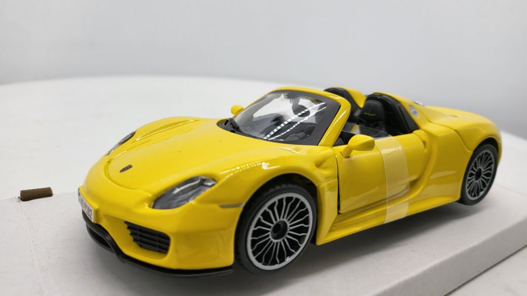 Bburago Porsche 918 Spyder Geel 2015 - Schaal 1:24