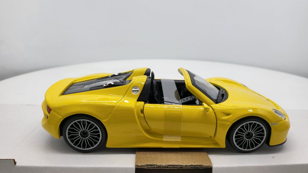 Bburago Porsche 918 Spyder Geel 2015 - Schaal 1:24