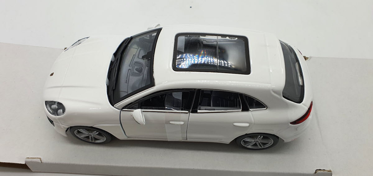 Bburago Porsche Macan Wit 2013 - Schaal 1:24
