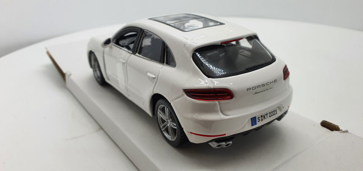 Bburago Porsche Macan Wit 2013 - Schaal 1:24