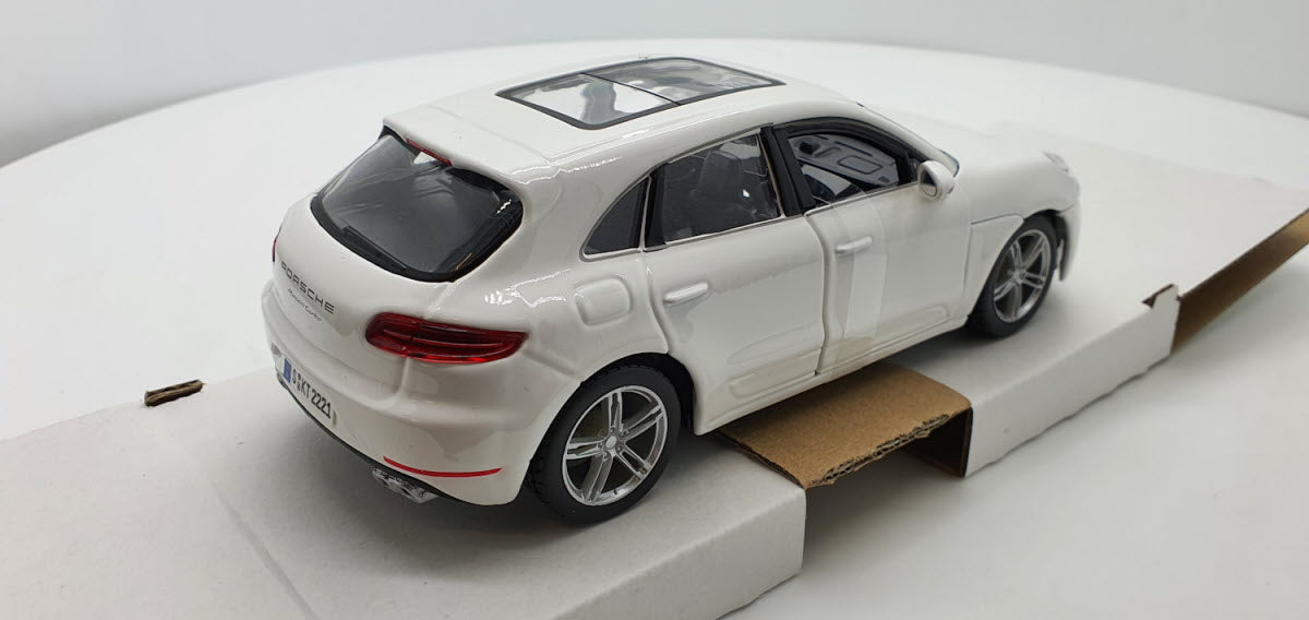 Bburago Porsche Macan Wit 2013 - Schaal 1:24