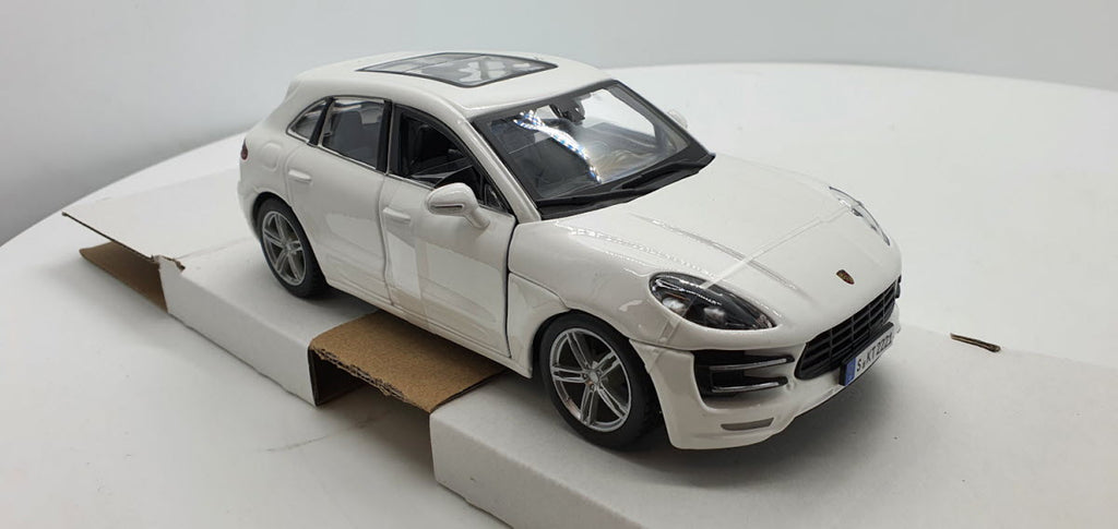 Bburago Porsche Macan Wit 2013 - Schaal 1:24