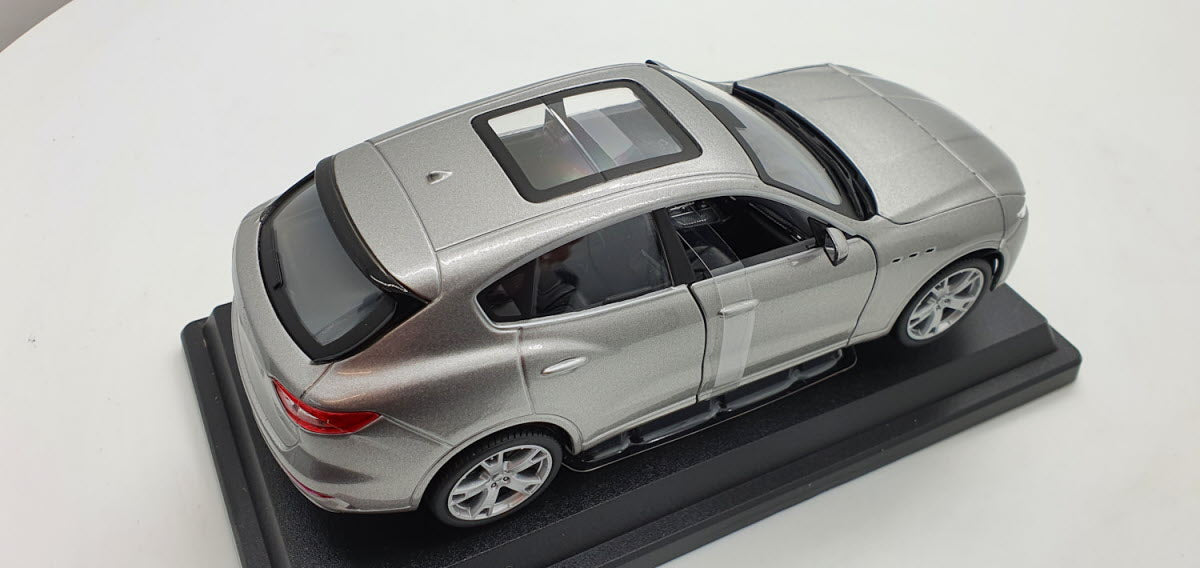 Bburago Maserati Levante Zilvergrijs Metallic - Schaal 1:24