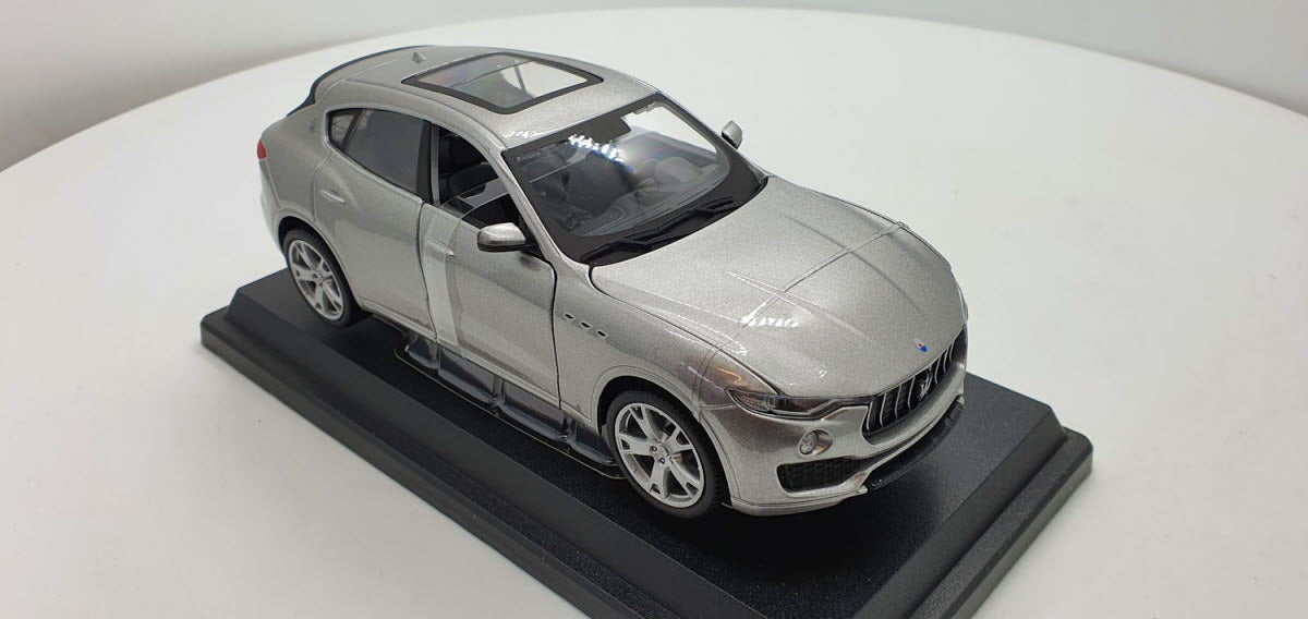 Bburago Maserati Levante Zilvergrijs Metallic - Schaal 1:24