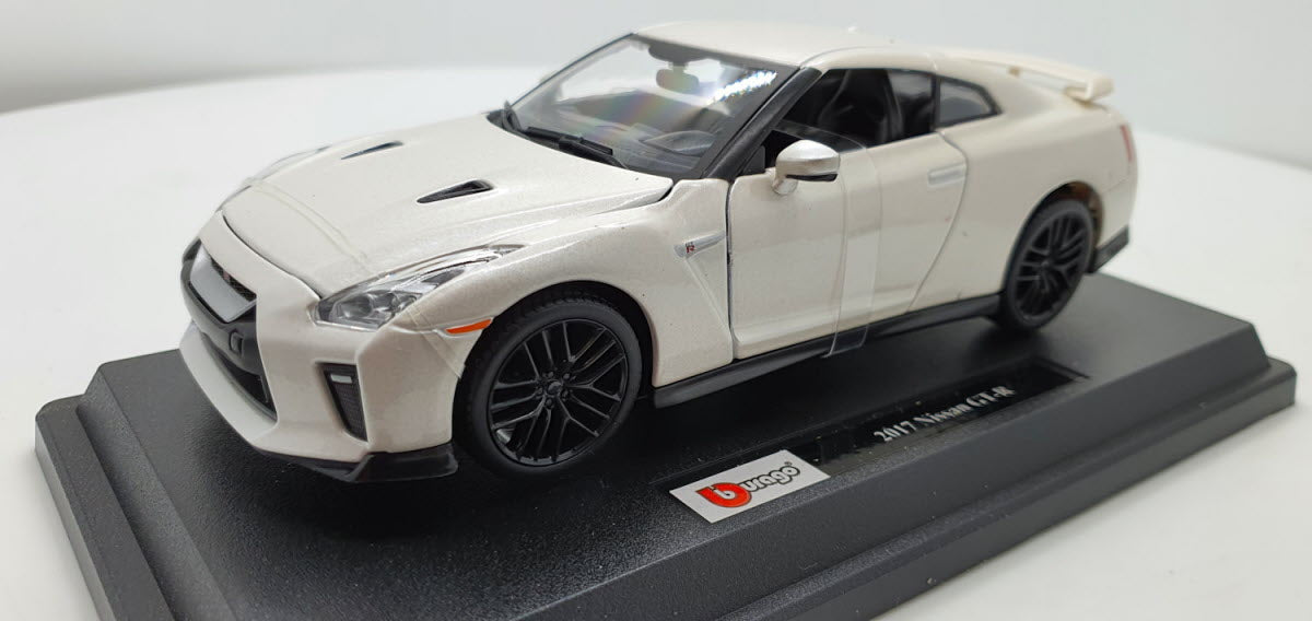 Bburago Nissan GT-R Wit 2017 - Schaal 1:24