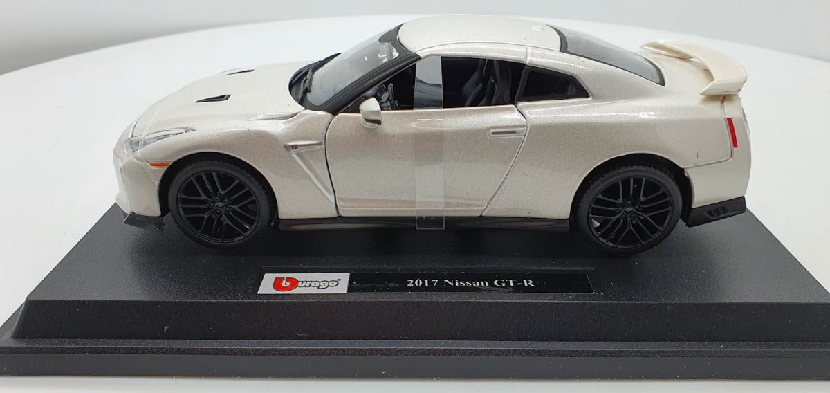 Bburago Nissan GT-R Wit 2017 - Schaal 1:24