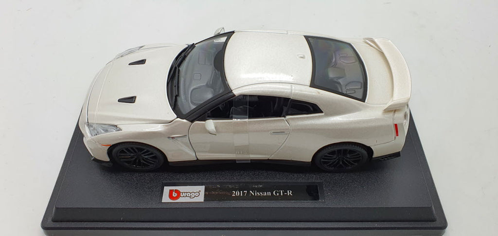 Bburago Nissan GT-R Wit 2017 - Schaal 1:24