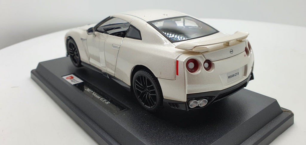 Bburago Nissan GT-R Wit 2017 - Schaal 1:24