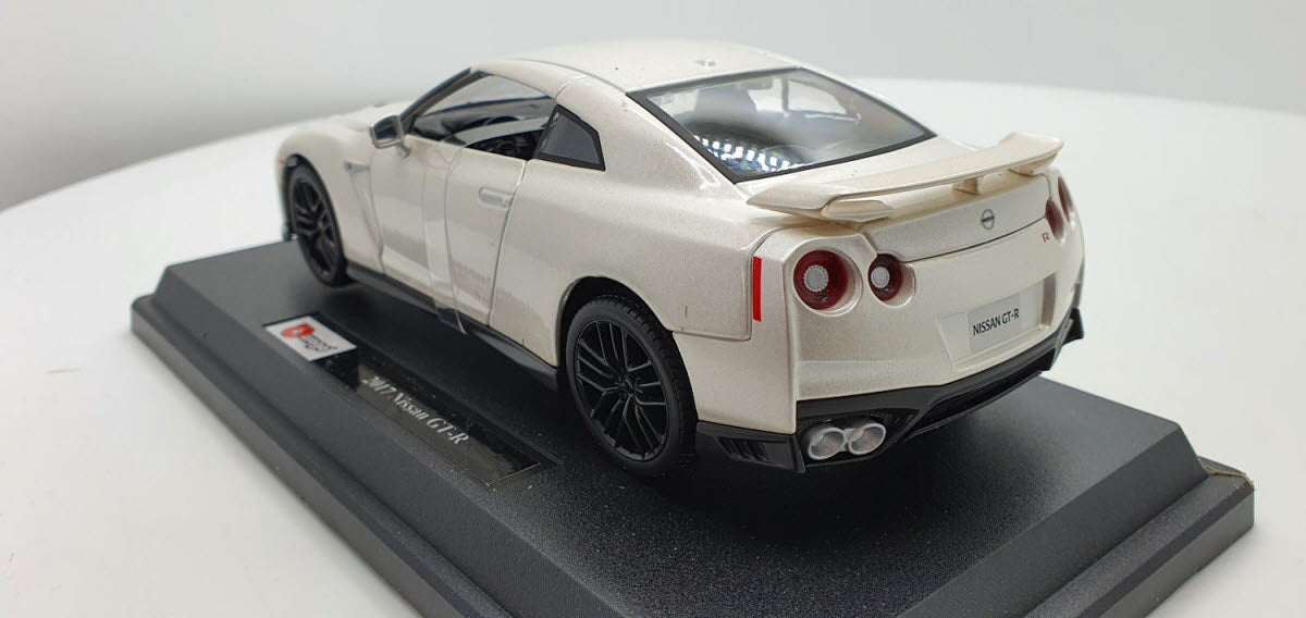 Bburago Nissan GT-R Wit 2017 - Schaal 1:24