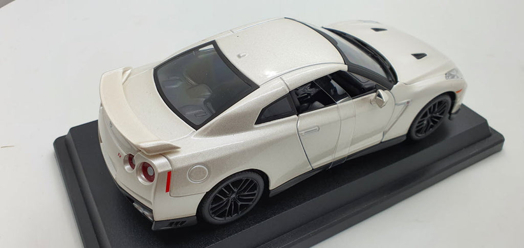 Bburago Nissan GT-R Wit 2017 - Schaal 1:24