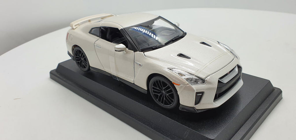 Bburago Nissan GT-R Wit 2017 - Schaal 1:24