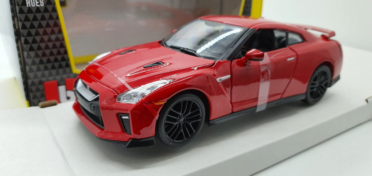 Bburago Nissan GT-R Rood 2017 - Schaal 1:24