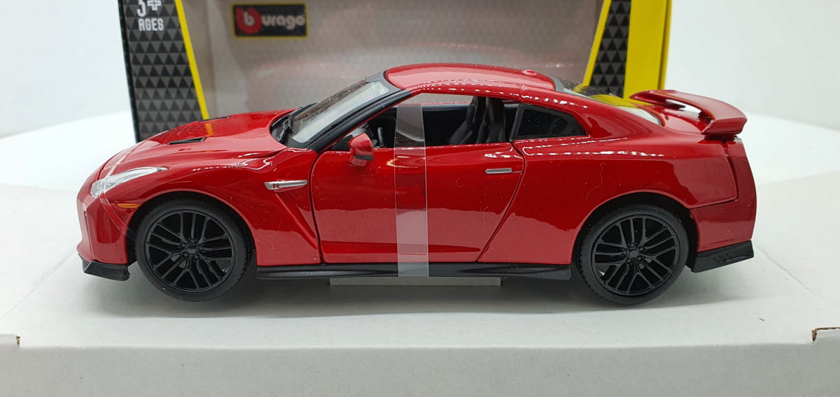 Bburago Nissan GT-R Rood 2017 - Schaal 1:24