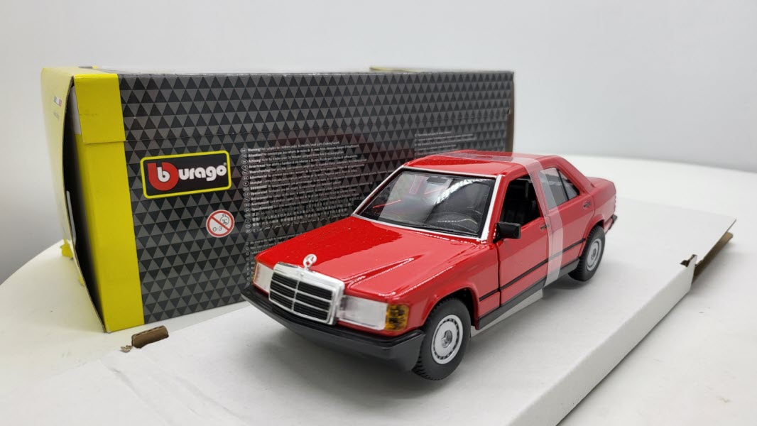 Bburago Mercedes 190 E 2.6 (W201) Rood 1987 - Schaal 1:24