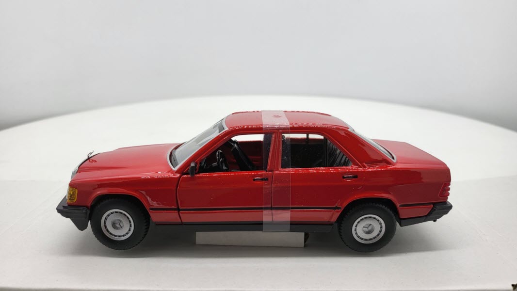 Bburago Mercedes 190 E 2.6 (W201) Rood 1987 - Schaal 1:24