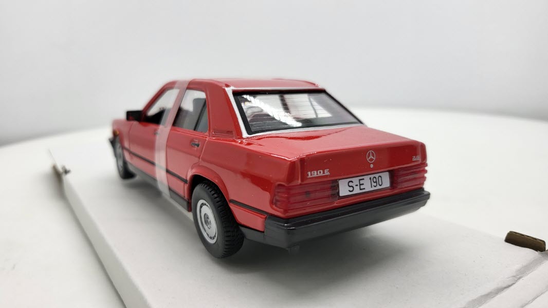 Bburago Mercedes 190 E 2.6 (W201) Rood 1987 - Schaal 1:24