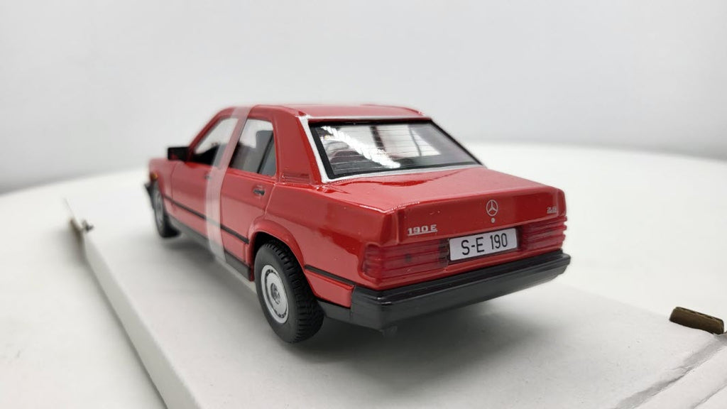 Bburago Mercedes 190 E 2.6 (W201) Rood 1987 - Schaal 1:24