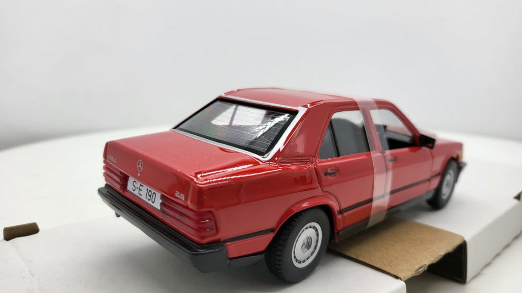 Bburago Mercedes 190 E 2.6 (W201) Rood 1987 - Schaal 1:24