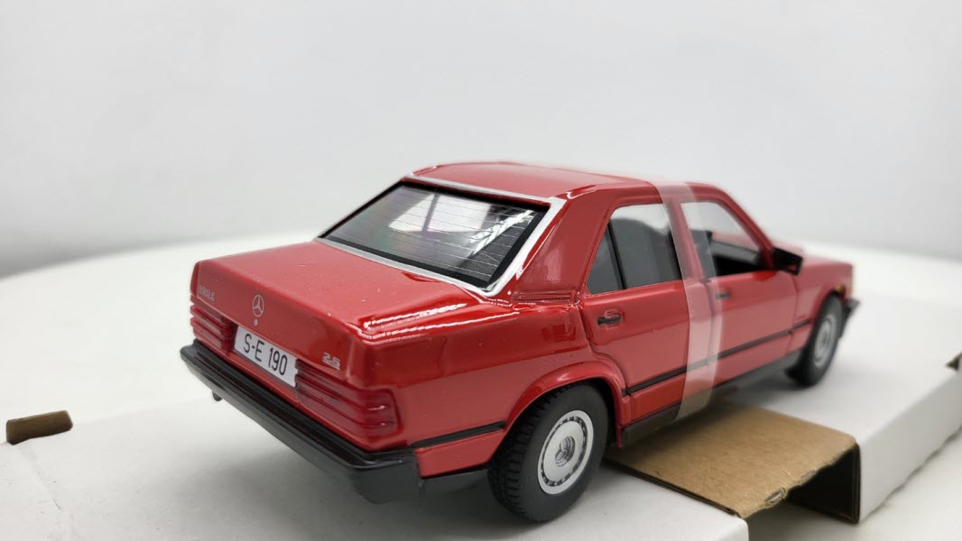 Bburago Mercedes 190 E 2.6 (W201) Rood 1987 - Schaal 1:24