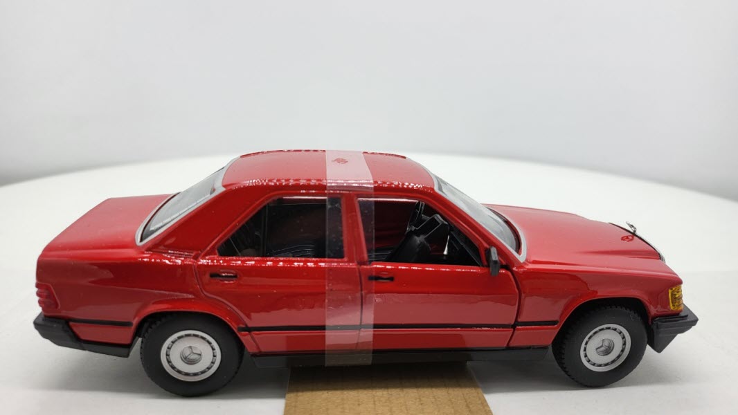 Bburago Mercedes 190 E 2.6 (W201) Rood 1987 - Schaal 1:24